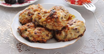 Запеченные котлеты с замороженными опятами и сыром