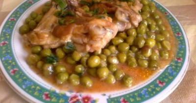 Тушеная курица с зеленым горошком луком и помидорами