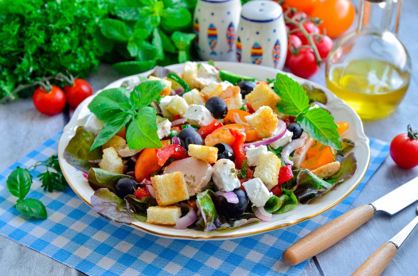 Салат греческий рецепт классический с курицей и помидорами и сухариками рецепт с фото