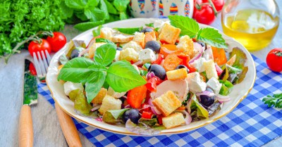 Греческий салат с сухариками и курицей