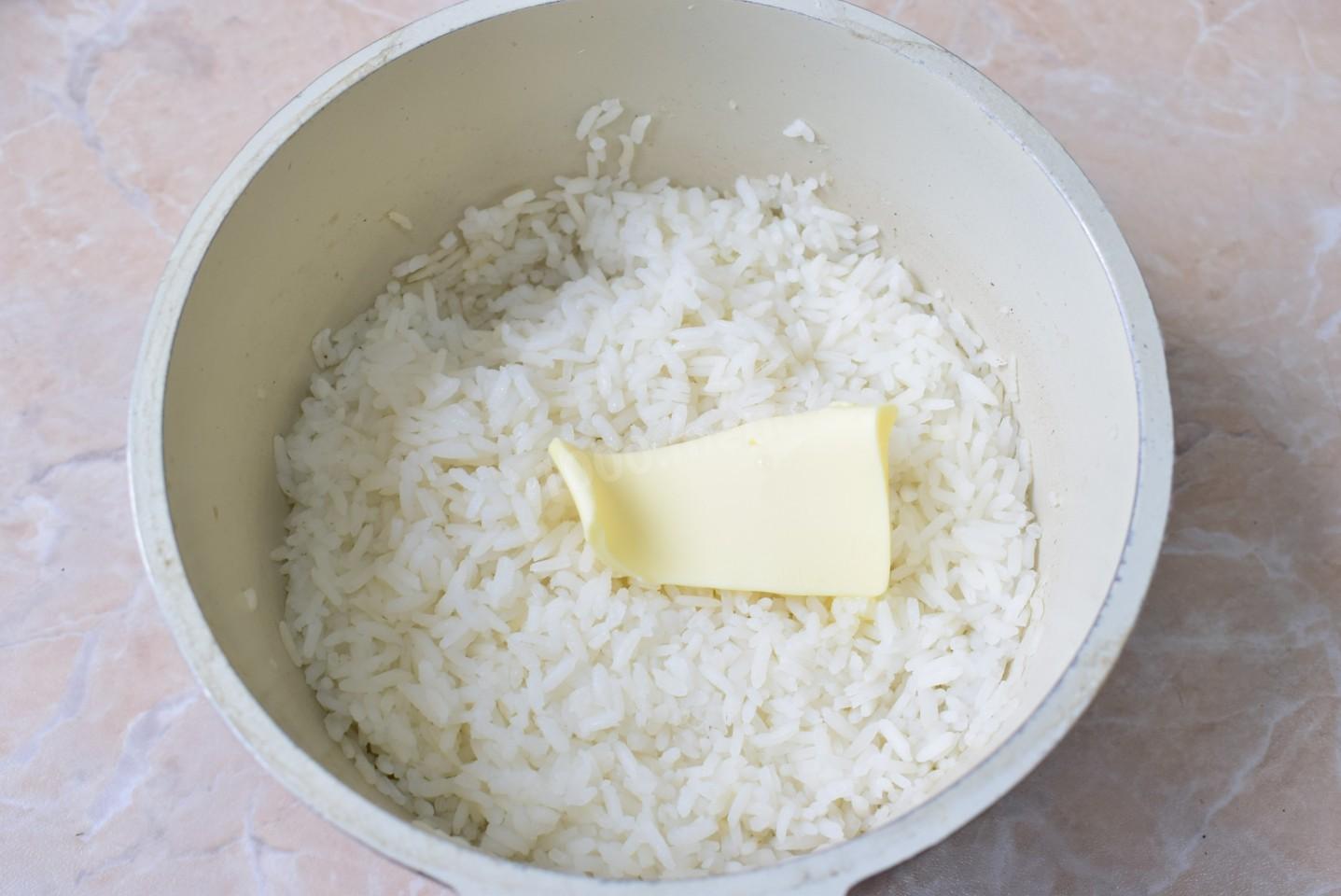 Рис на сковороде рецепт рассыпчатый сливочном масле. Рисовая каша рассыпчатая. Рис со сливочным маслом. Сливочный рис. Рис в сливках.