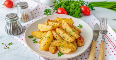 Жареная картошка с чесноком на сковороде по деревенски