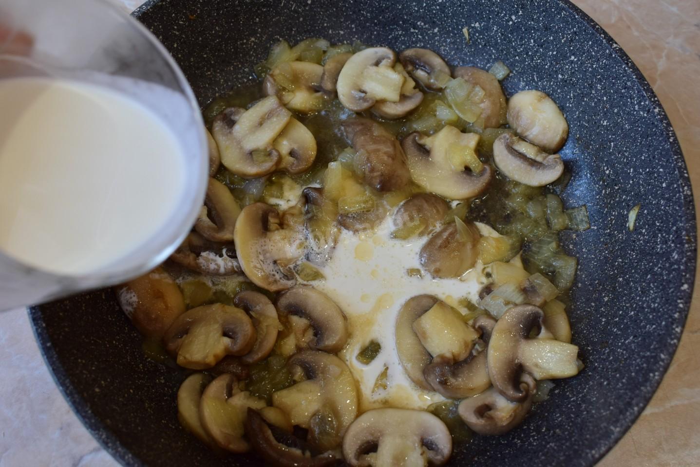 Масло с шампиньонами на сковороде. Приготовить грибы в сливочной заливке. Грибы с солью и яйцами в Америке. Можно ли омлет добавлять соленые грибы.