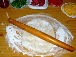 Пицца колбасой помидорами рецепт. picca na prostom teste s kopchenoi kolbasoi i pomidorami 1616655127 12 min. Пицца колбасой помидорами рецепт фото. Пицца колбасой помидорами рецепт-picca na prostom teste s kopchenoi kolbasoi i pomidorami 1616655127 12 min. картинка Пицца колбасой помидорами рецепт. картинка picca na prostom teste s kopchenoi kolbasoi i pomidorami 1616655127 12 min. Для приготовления теста для пиццы необходимо сначала растопить сливочное масло в микроволновой печи до жидкого состояния. Масло немного охладить, добавить яйцо и размешать при помощи вилки.