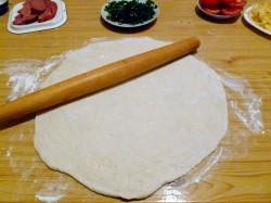 Пицца колбасой помидорами рецепт. picca na prostom teste s kopchenoi kolbasoi i pomidorami 1616655127 13 min. Пицца колбасой помидорами рецепт фото. Пицца колбасой помидорами рецепт-picca na prostom teste s kopchenoi kolbasoi i pomidorami 1616655127 13 min. картинка Пицца колбасой помидорами рецепт. картинка picca na prostom teste s kopchenoi kolbasoi i pomidorami 1616655127 13 min. Для приготовления теста для пиццы необходимо сначала растопить сливочное масло в микроволновой печи до жидкого состояния. Масло немного охладить, добавить яйцо и размешать при помощи вилки.