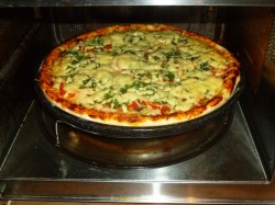Пицца колбасой помидорами рецепт. picca na prostom teste s kopchenoi kolbasoi i pomidorami 1616655127 21 min. Пицца колбасой помидорами рецепт фото. Пицца колбасой помидорами рецепт-picca na prostom teste s kopchenoi kolbasoi i pomidorami 1616655127 21 min. картинка Пицца колбасой помидорами рецепт. картинка picca na prostom teste s kopchenoi kolbasoi i pomidorami 1616655127 21 min. Для приготовления теста для пиццы необходимо сначала растопить сливочное масло в микроволновой печи до жидкого состояния. Масло немного охладить, добавить яйцо и размешать при помощи вилки.