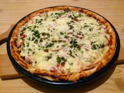 Пицца колбасой помидорами рецепт. picca na prostom teste s kopchenoi kolbasoi i pomidorami 1616655127 22 min. Пицца колбасой помидорами рецепт фото. Пицца колбасой помидорами рецепт-picca na prostom teste s kopchenoi kolbasoi i pomidorami 1616655127 22 min. картинка Пицца колбасой помидорами рецепт. картинка picca na prostom teste s kopchenoi kolbasoi i pomidorami 1616655127 22 min. Для приготовления теста для пиццы необходимо сначала растопить сливочное масло в микроволновой печи до жидкого состояния. Масло немного охладить, добавить яйцо и размешать при помощи вилки.