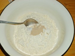 Пицца колбасой помидорами рецепт. picca na prostom teste s kopchenoi kolbasoi i pomidorami 1616655127 2 min. Пицца колбасой помидорами рецепт фото. Пицца колбасой помидорами рецепт-picca na prostom teste s kopchenoi kolbasoi i pomidorami 1616655127 2 min. картинка Пицца колбасой помидорами рецепт. картинка picca na prostom teste s kopchenoi kolbasoi i pomidorami 1616655127 2 min. Для приготовления теста для пиццы необходимо сначала растопить сливочное масло в микроволновой печи до жидкого состояния. Масло немного охладить, добавить яйцо и размешать при помощи вилки.