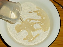 Пицца колбасой помидорами рецепт. picca na prostom teste s kopchenoi kolbasoi i pomidorami 1616655127 3 min. Пицца колбасой помидорами рецепт фото. Пицца колбасой помидорами рецепт-picca na prostom teste s kopchenoi kolbasoi i pomidorami 1616655127 3 min. картинка Пицца колбасой помидорами рецепт. картинка picca na prostom teste s kopchenoi kolbasoi i pomidorami 1616655127 3 min. Для приготовления теста для пиццы необходимо сначала растопить сливочное масло в микроволновой печи до жидкого состояния. Масло немного охладить, добавить яйцо и размешать при помощи вилки.