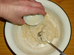 Пицца колбасой помидорами рецепт. picca na prostom teste s kopchenoi kolbasoi i pomidorami 1616655127 5 min. Пицца колбасой помидорами рецепт фото. Пицца колбасой помидорами рецепт-picca na prostom teste s kopchenoi kolbasoi i pomidorami 1616655127 5 min. картинка Пицца колбасой помидорами рецепт. картинка picca na prostom teste s kopchenoi kolbasoi i pomidorami 1616655127 5 min. Для приготовления теста для пиццы необходимо сначала растопить сливочное масло в микроволновой печи до жидкого состояния. Масло немного охладить, добавить яйцо и размешать при помощи вилки.
