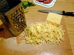 Пицца колбасой помидорами рецепт. picca na prostom teste s kopchenoi kolbasoi i pomidorami 1616655127 9 min. Пицца колбасой помидорами рецепт фото. Пицца колбасой помидорами рецепт-picca na prostom teste s kopchenoi kolbasoi i pomidorami 1616655127 9 min. картинка Пицца колбасой помидорами рецепт. картинка picca na prostom teste s kopchenoi kolbasoi i pomidorami 1616655127 9 min. Для приготовления теста для пиццы необходимо сначала растопить сливочное масло в микроволновой печи до жидкого состояния. Масло немного охладить, добавить яйцо и размешать при помощи вилки.