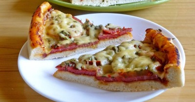 Пицца на простом тесте с копченой колбасой и помидорами