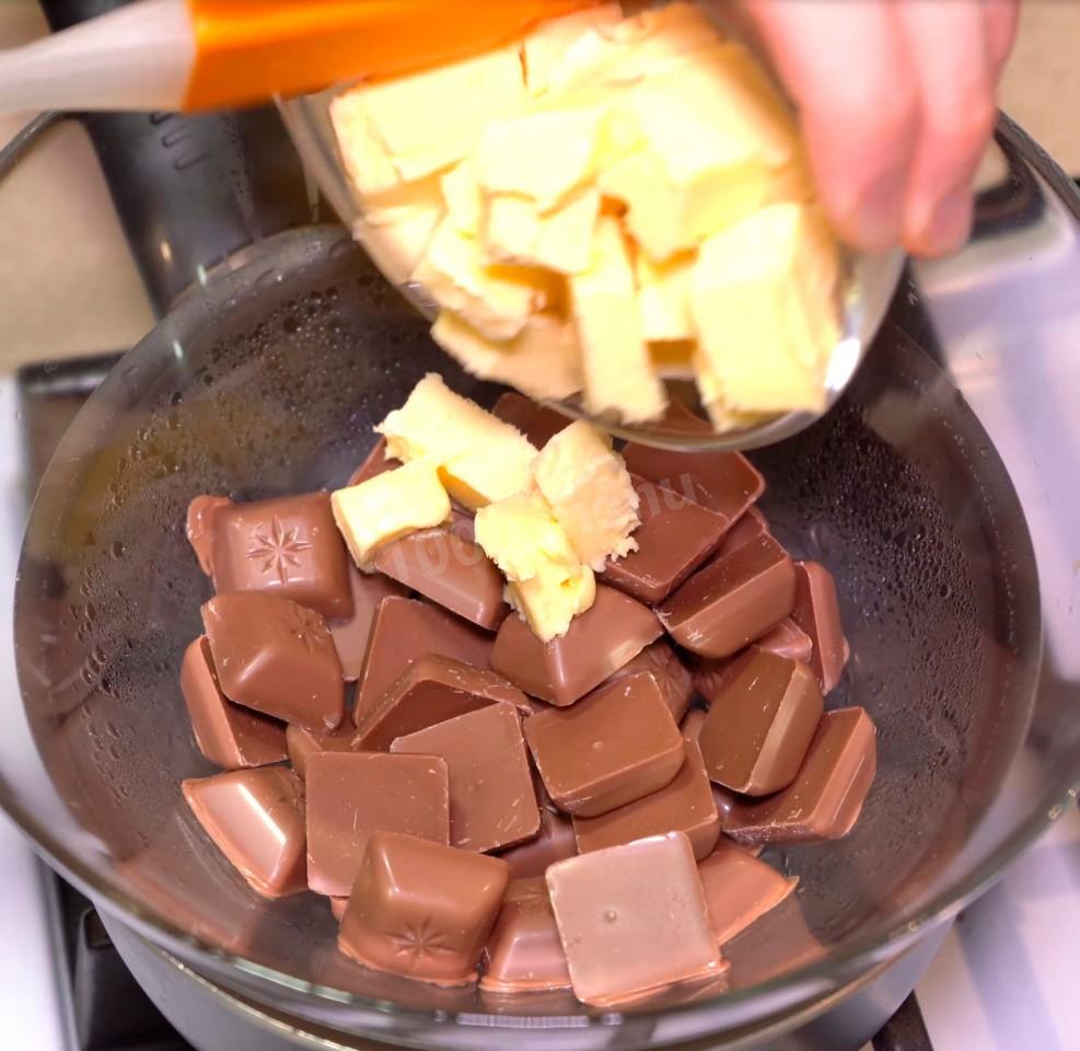 Растопить шоколад на бане. Растопленный шоколад. Растопленный шоколад для торта. Топленый шоколад для торта. Шоколад для растапливания.