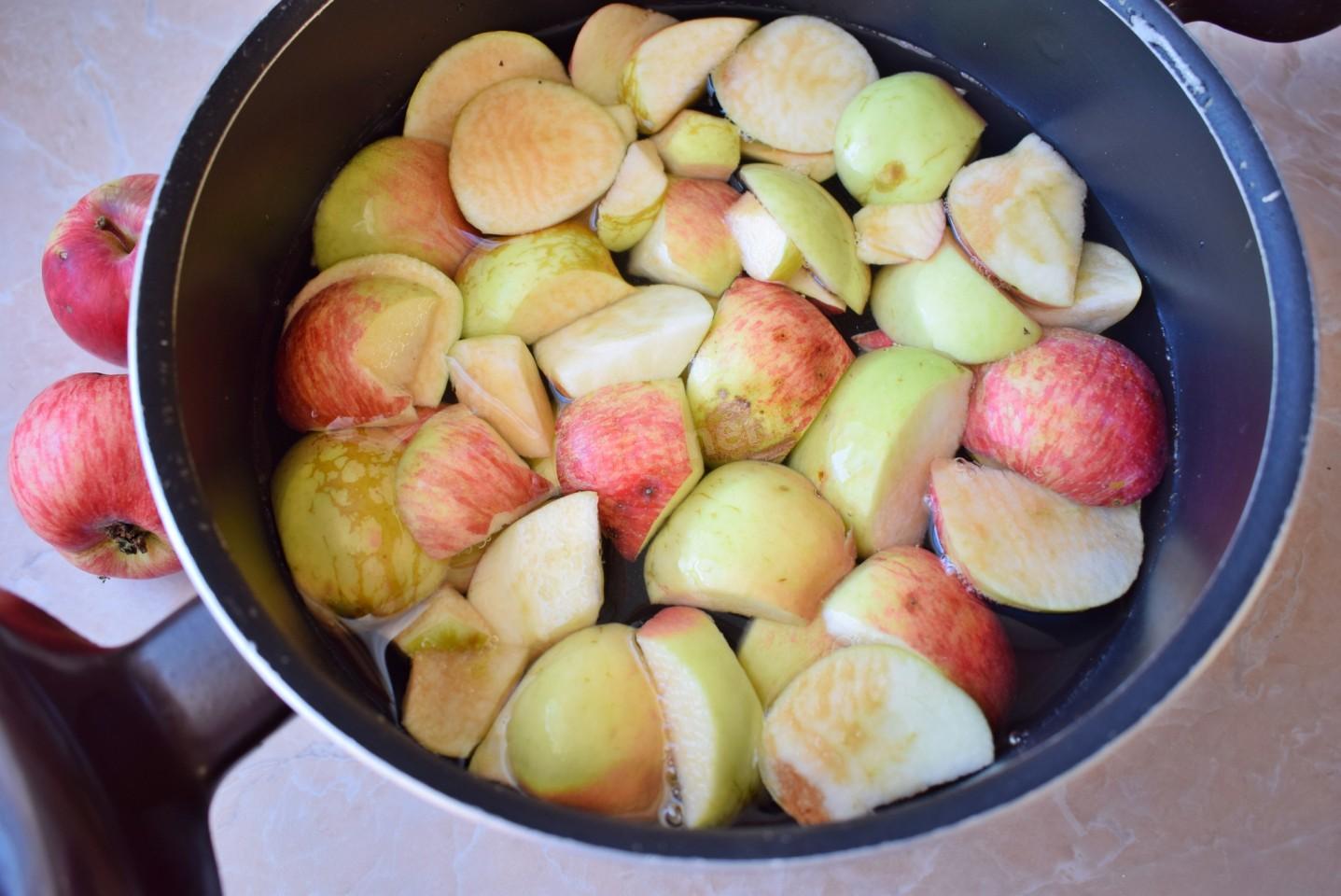 Нарезанные яблоки в кастрюле