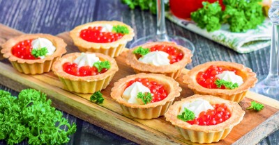Тарталетки с сыром и икрой