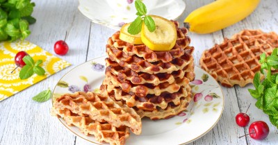 Венские вафли в вафельнице с творогом и бананом