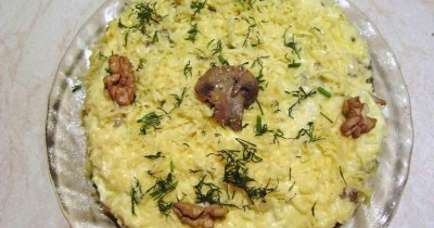 Салат слоями с курицей, шампиньонами, яйцами и орехами