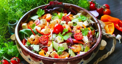 Салат с креветками зеленью и сыром