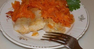 рыба под маринадом из моркови с пряностями и томатной пастой