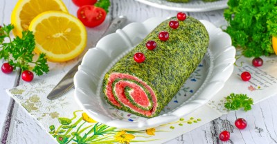 Рулет со шпинатом и красной рыбой на Новый год 2026