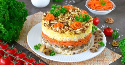 Салат с копченой курицей и грецкими орехами