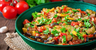 Кабачки с баклажанами и каперсами с бальзамическим уксусом