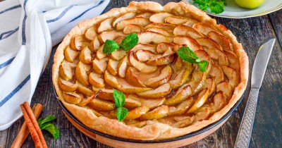пирог из слоеного теста с яблоками в духовке бездрожжевой