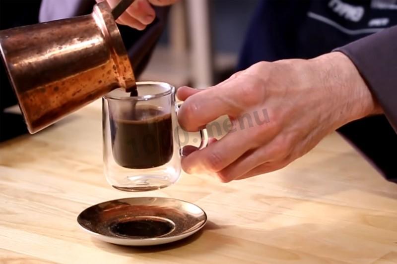 Кипящий кофе в турке. Приготовление кофе в турке в домашних условиях. Вареный в турке кофе реклама. Золотая турка в Армении наливает кофе.