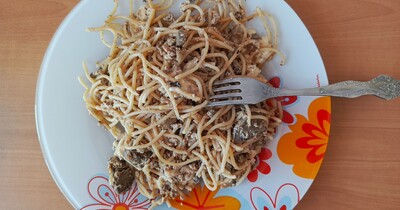 спагетти с куриной печенью, яйцом, сметаной и сыром