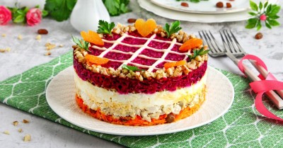 Салат Любовница с изюмом орехами и курицей