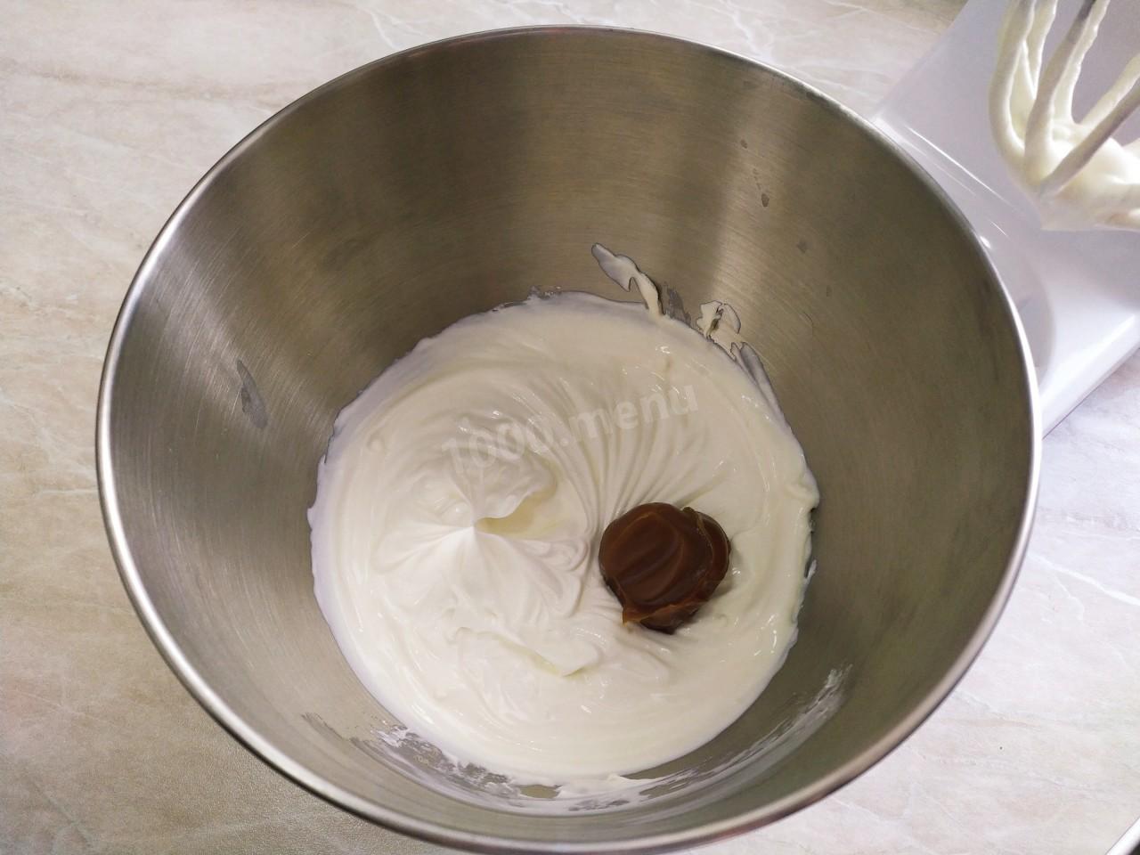 Пять простых способов приготовить крем из сметаны и сгущенки