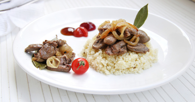 Жареные куриные сердечки с лавровым листом и луком