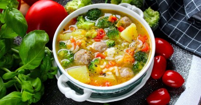 Рисовый суп с фрикадельками и брокколи