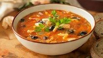 Рибна солянка з консервів із солоними огірками