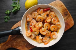 обжаренные креветки с чесноком и соевым соусом рецепт. krevetki jarenye s chesnokom v soevom souse na skovorode 1602876317 10 min. обжаренные креветки с чесноком и соевым соусом рецепт фото. обжаренные креветки с чесноком и соевым соусом рецепт-krevetki jarenye s chesnokom v soevom souse na skovorode 1602876317 10 min. картинка обжаренные креветки с чесноком и соевым соусом рецепт. картинка krevetki jarenye s chesnokom v soevom souse na skovorode 1602876317 10 min. Жареные креветки обладают весьма оригинальным вкусом и послужат изысканной закуской, разбавляя привычную обыденность. Поэтому мы предлагаем 7 разных рецептов приготовления креветок, жаренных в соевом соусе с чесноком.