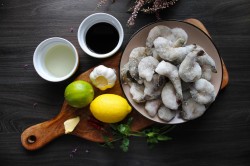 обжаренные креветки с чесноком и соевым соусом рецепт. krevetki jarenye s chesnokom v soevom souse na skovorode 1602876317 1 min. обжаренные креветки с чесноком и соевым соусом рецепт фото. обжаренные креветки с чесноком и соевым соусом рецепт-krevetki jarenye s chesnokom v soevom souse na skovorode 1602876317 1 min. картинка обжаренные креветки с чесноком и соевым соусом рецепт. картинка krevetki jarenye s chesnokom v soevom souse na skovorode 1602876317 1 min. Жареные креветки обладают весьма оригинальным вкусом и послужат изысканной закуской, разбавляя привычную обыденность. Поэтому мы предлагаем 7 разных рецептов приготовления креветок, жаренных в соевом соусе с чесноком.