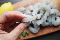 обжаренные креветки с чесноком и соевым соусом рецепт. krevetki jarenye s chesnokom v soevom souse na skovorode 1602876317 4 min. обжаренные креветки с чесноком и соевым соусом рецепт фото. обжаренные креветки с чесноком и соевым соусом рецепт-krevetki jarenye s chesnokom v soevom souse na skovorode 1602876317 4 min. картинка обжаренные креветки с чесноком и соевым соусом рецепт. картинка krevetki jarenye s chesnokom v soevom souse na skovorode 1602876317 4 min. Жареные креветки обладают весьма оригинальным вкусом и послужат изысканной закуской, разбавляя привычную обыденность. Поэтому мы предлагаем 7 разных рецептов приготовления креветок, жаренных в соевом соусе с чесноком.