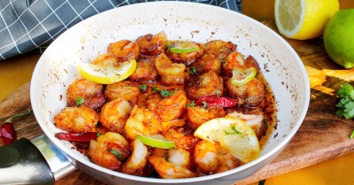 Креветки жареные с чесноком в соевом соусе на сковороде