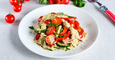 Грузинский салат с грецкими орехами и помидорами и кинзой