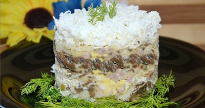 Салат невеста с грибами майонезом и копченой курицей