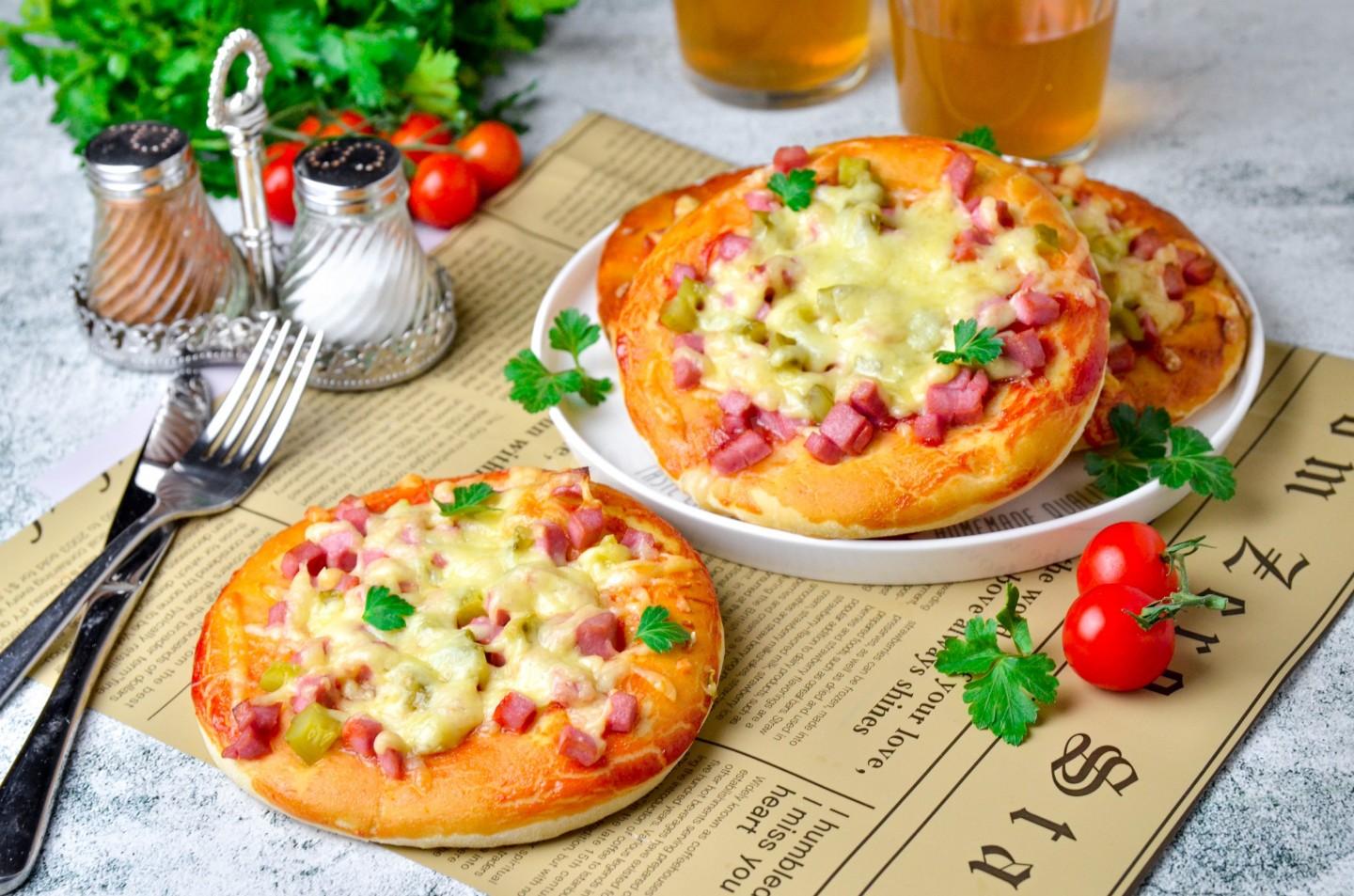 рецепт пиццы в духовке с колбасой без дрожжей домашней и сыром фото 102