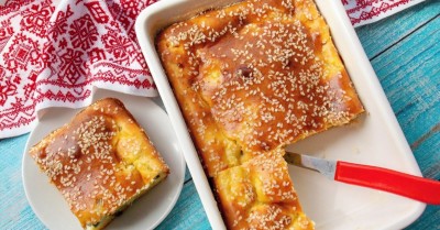 Заливной пирог с яйцом и зеленым луком на кефире