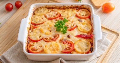 Запеканка с макаронами и помидорами с сырной корочкой