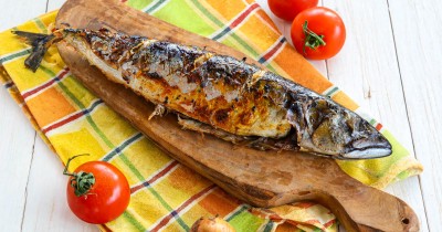 Скумбрия на мангале на решетке на углях запеченная