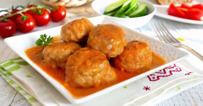 Тефтели в сметанно томатном соусе на сковороде