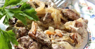 Маслята жареные в сметане с морковью и луком