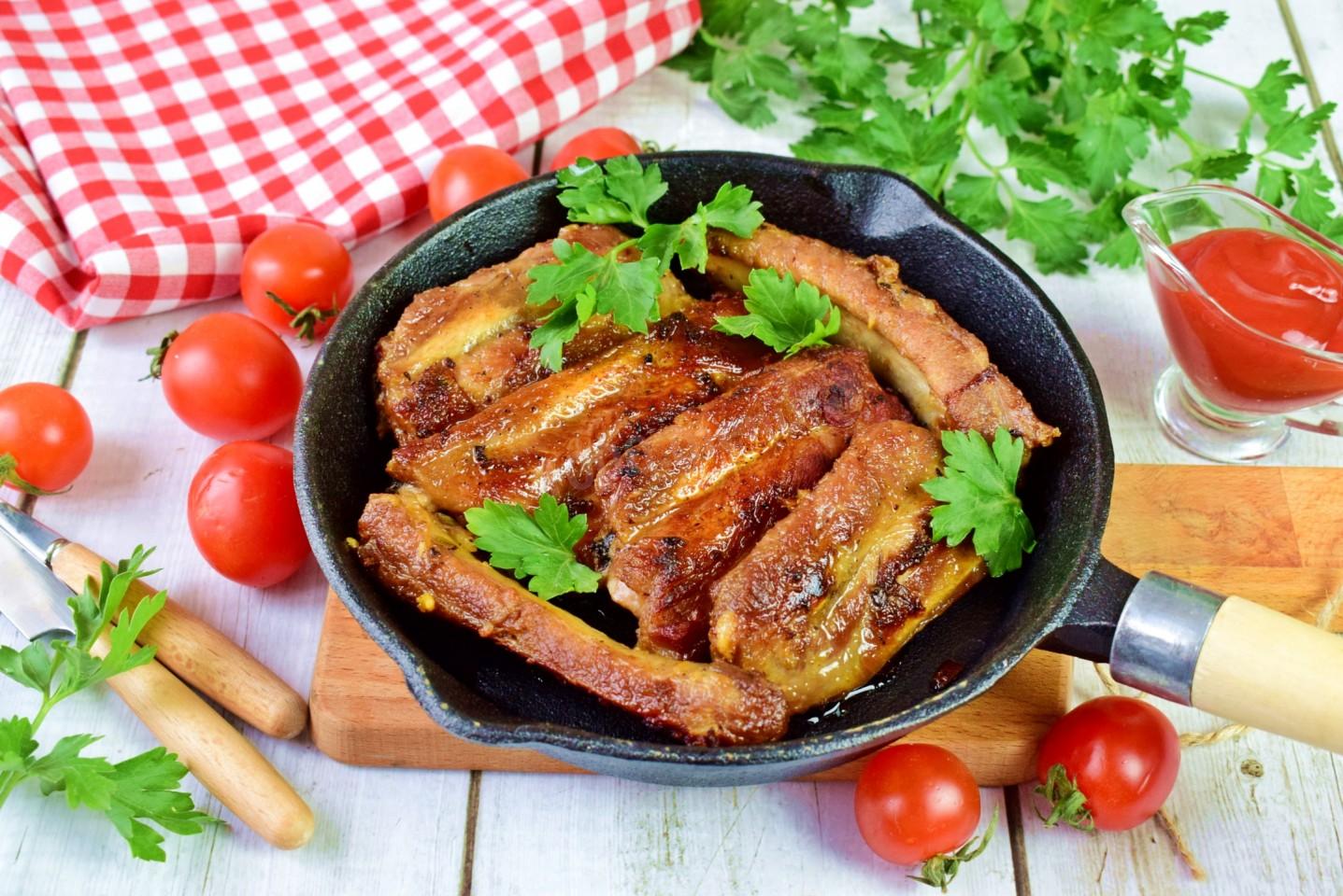 Ребрышки свиные: вкусные рецепты готовки на сковороде