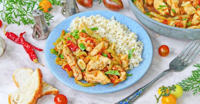 Куриные грудки с овощами на сковороде