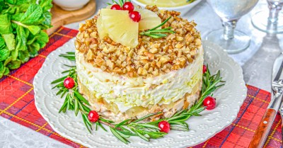 Салат с ананасами и копченым сыром