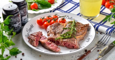 Стейк с кровью из говядины